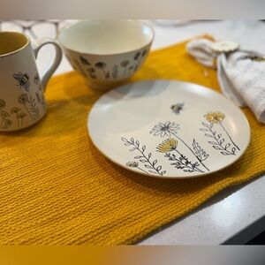 Floral Bee Stoneware Dinner Plate - Yellow and White
